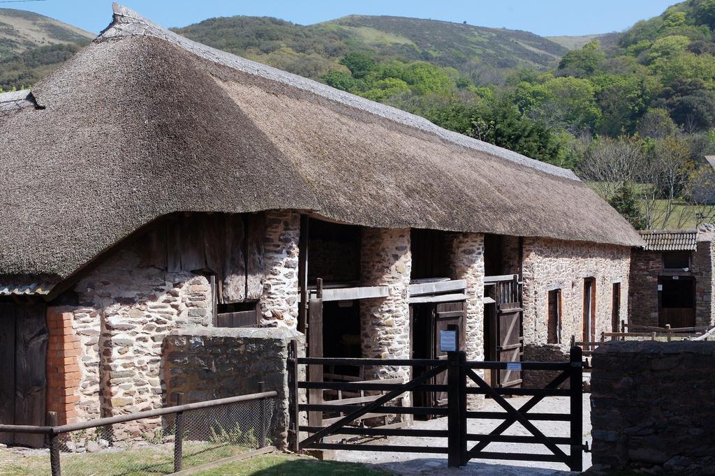 Exmoor Owl & Hawk Centre Acomodação com café da manhã Bossington Exterior foto